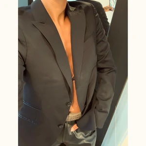 Kavaj - Marinblå kavaj, lite oversized. Tillverkad i Italien, fint ulltyg med lite glans. 🖤