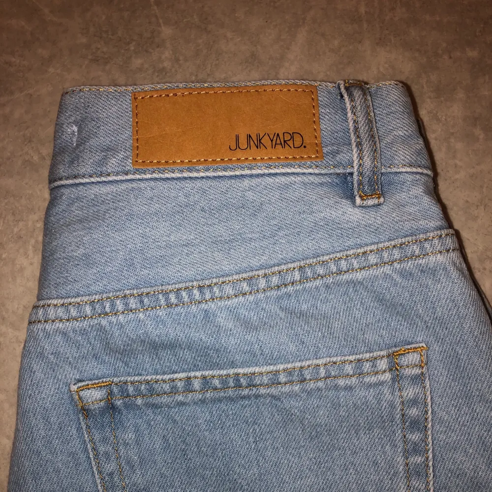 Säljer dessa fina jeans från junkyard, dom är i storlek 28. Säljer då dom är lite förstora på mig som är ca 165 cm. Aldrig använda, endast testade! Färgen visas ganska rättvist på bild 1💗 (köpta för 500). Jeans & Byxor.