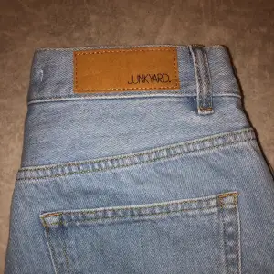 Säljer dessa fina jeans från junkyard, dom är i storlek 28. Säljer då dom är lite förstora på mig som är ca 165 cm. Aldrig använda, endast testade! Färgen visas ganska rättvist på bild 1💗 (köpta för 500)