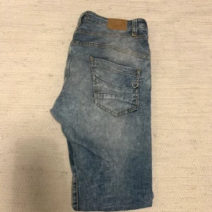 Please jeans - Säljer mina PLEASE JEANS som är i gott skick. Köptes för 1.150kr och säljes nu för 400kr + frakt. 