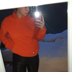 Orangea hoddie  - Säljer denna sjukt fina hoddie då den tyvärr inte kommer till användning längre. Den är använd ett fåtal gånger, så skulle säga att den är i väldigt bra skick. Frakten är inräknad i priset.
