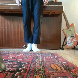 Kostymbyxor  - Kostymbyxa från HM. Slim fit i storlek 46. Kan försöka fixa en bättre bild om önskas. Inga fel utöver en lös knapp på insidan, går att sy fast. Pris är diskuterbart. 