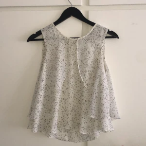 Prickig blus - Jättefin prickig plus från zara. Använd en del gånger men är fortfarande i bra skick. Köparen står för frakt