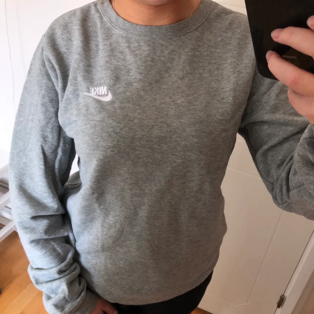 Grå sweatshirt från Nike, storlek S, väl använd men inget som syns!. Tröjor & Koftor.