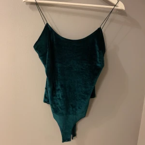 Body  - Grön body i sammet/ velour från Nelly. Säljes pga beställde 2 st. Helt oanvänd. Storlek M passar även S. Nyrpis 250 kr  