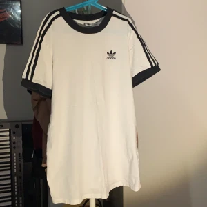 Adidas T-shirt - Nypris ca. 300kr. Nyskick.