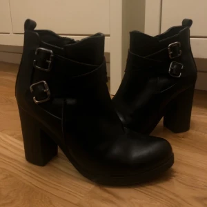 Klack stövlar - Storlek 38 passar även 39. Nytt skick