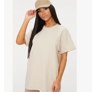 Beige t shirt - Helt oanvänd oversized t shirt. Storlek s. Köpare står för frakt🥰🥰