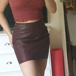 Skin skjol - Använd en gång. Mörklila skinkjol som sitter perfekt. Fake skin.