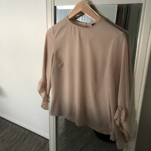 Ljusrosa blus - Ljusrosa blus med volanger vid ärmarna från Gina tricot i storlek 36 (S). Använt några gånger, fortfarande i perfekt skick. Frakt förekommer, men kan mötas i Göteborg. För fler frågor och bilder kontakta mig!