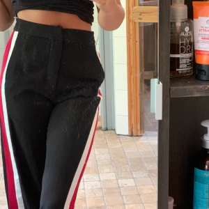 Zara kostymbyxor med slits, S - Köpta i USA på Zara, aldrig funnits på svenska Zara. Använda Max 10 ggr pga för stora. Bra skick.
