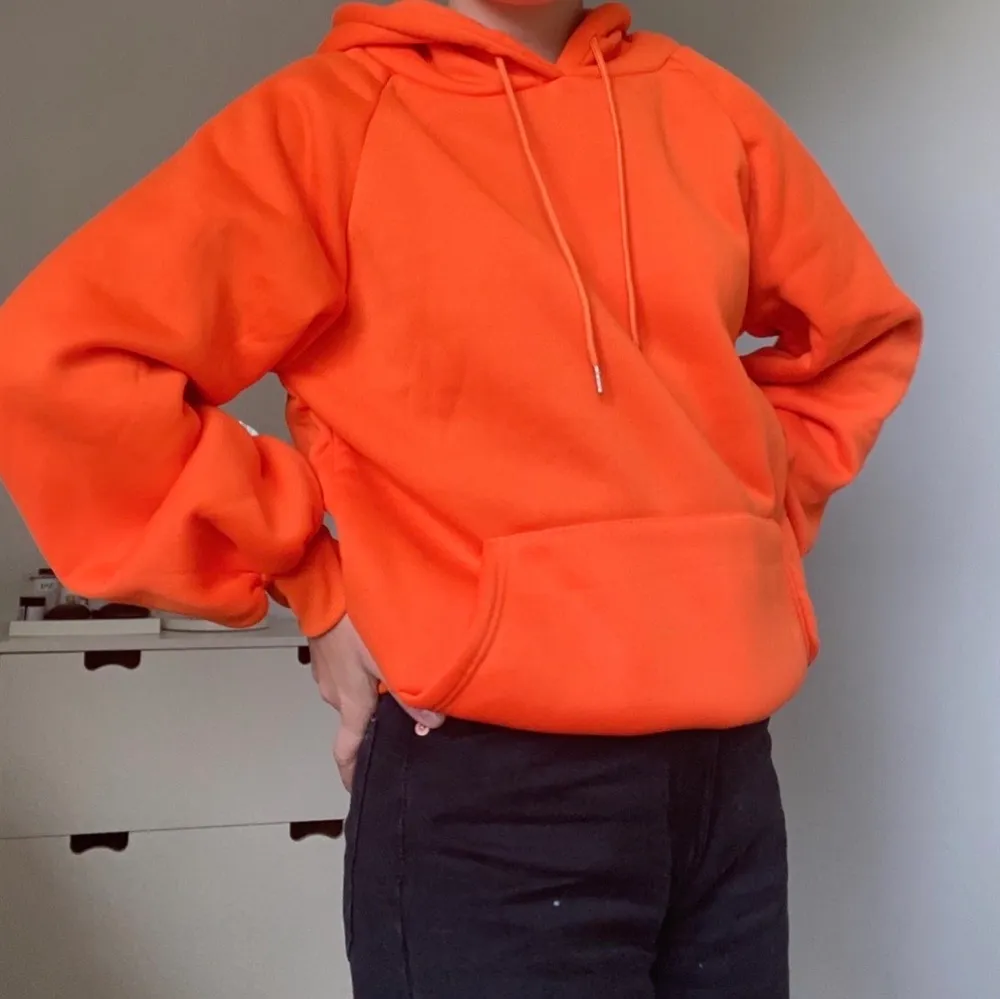 ( SÄNKT PRIS )Helt oanvänd Hoodie i en stark orange färg🧡 Säljer då den inte kommit till användning. Storleken är S men för mig som har XS-S i vanliga fall är den oversized. Passar XS-M beroende på hur man vill att den ska sitta! Pris: 200 kr + frakt! . Hoodies.
