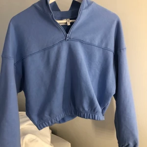 Tröja från weekday - Tänkte sälja denna coola tröjan ifrån weekday storlek Xs. Knappt använd och supersnygg. Skriv bud i kommentarerna om ni skulle vilja köpa 🥰