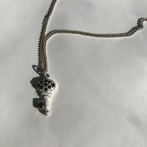 Halsband  - Ett silvrigt halsband med en liten nyckel hängandes. 10kr + frakt 11kr (tar bara swish)