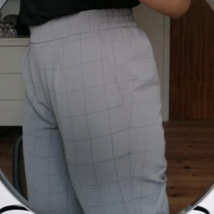 Checked pants - Byxorna är jätte bekväma och i ganska tunt material. Köparen står för frakten🤗