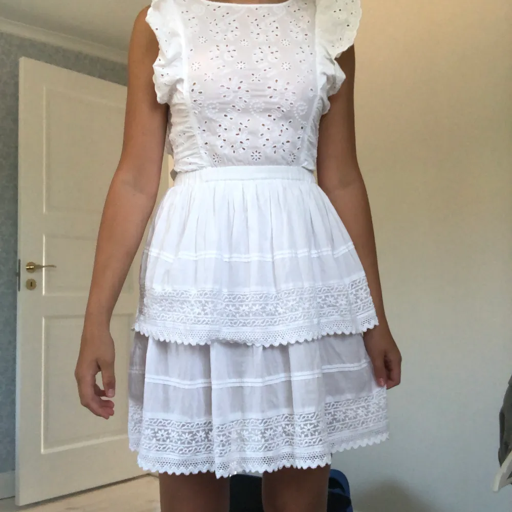 En superfin klänning perfekt till konfan, skolavslutningen etc💞. Klänningar.