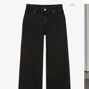 Svarta Yoko-jeans - Svarta jeans från Monki i modellen Yoko. Aldrig använda!