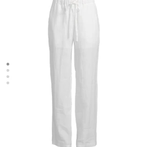 Linnebyxor - Säljer mina sjukt fina linnebyxor från best secret som aldrig kommit till användning! Jag är 163 och de är perfekta i längden för mig! Säljer för 250 + frakt eller högsta bud<3