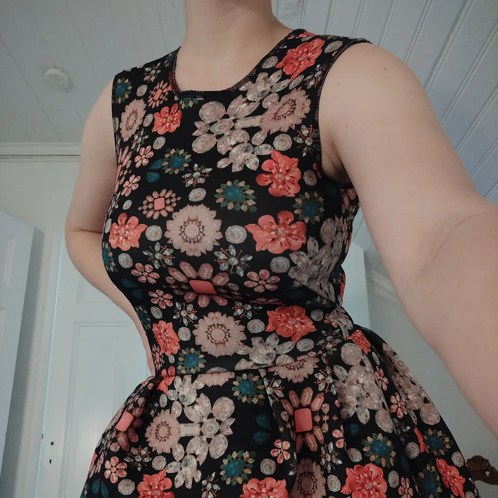 Såååå unik klänning i bra skick! Exxxxxtremt puffig kjol!! Strlk S men extremt stretchig (passar bra på mig som har M/L) <3 Frakt: 42kr. Klänningar.