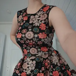 Såååå unik klänning i bra skick! Exxxxxtremt puffig kjol!! Strlk S men extremt stretchig (passar bra på mig som har M/L) <3 Frakt: 42kr