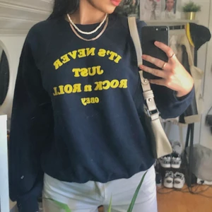 Obay sweatshirt  - Snygg mörkblå sweatshirt med gul text från Obay! Använd men i gott skick! Frakt tillkommer och betalningen sker via Swish!