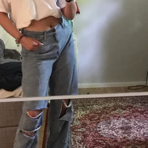 Blå raka Jeans  - Sitter som storlek 40,helt oanvända, FRAKT+ 200kr 💕 jag är 176 och de är till golvet på mig:)