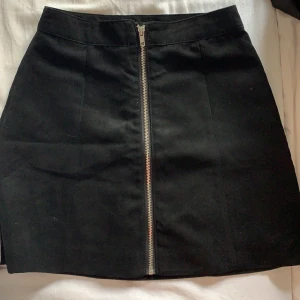 Svart kjol - Svart kjol som går att öppna med dragkedjan, superfin men används aldrig. Storlek 34, köparen står för frakt och swish endast 🎀