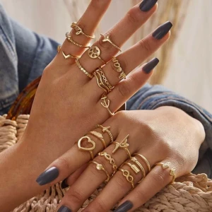 20 ringar i guld - Säljer dessa guldiga ringar. Säljs då de tyvärr var för stora för mig, bud:60kr