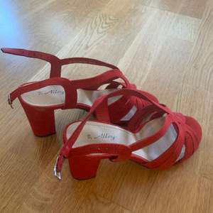 Eleganta röda högklackade skor i storlek 39. Endast använda ett gång och i toppskick!