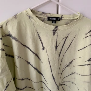 T-shirt - Supersnygg oversized, tie dye T-shirt från missguided! Frakt tillkommer 💕💕  (färgen förekommer inte så bra på bild, mer grön i verkligheten)