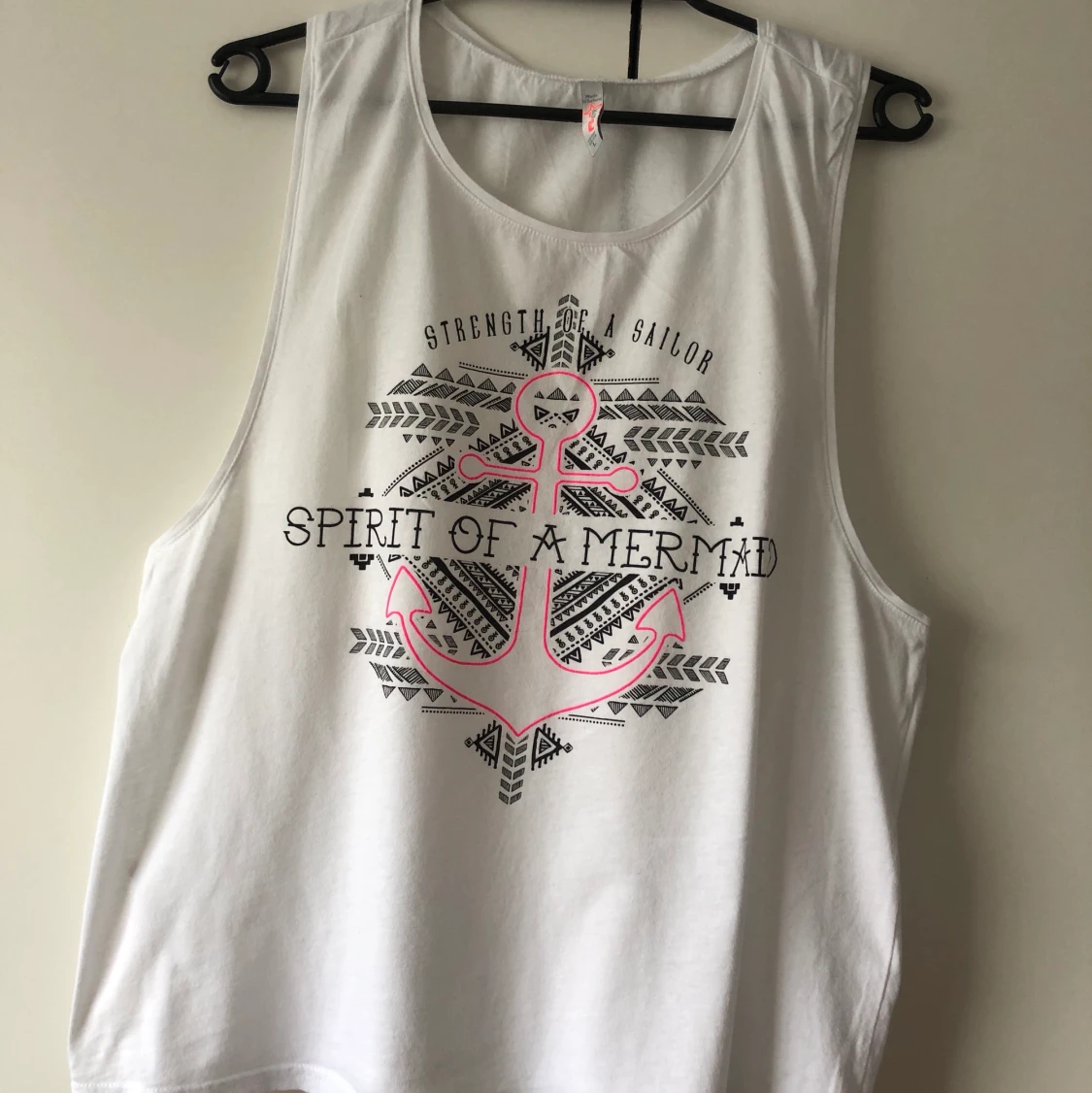 Vit linne med tryck. Storlek L