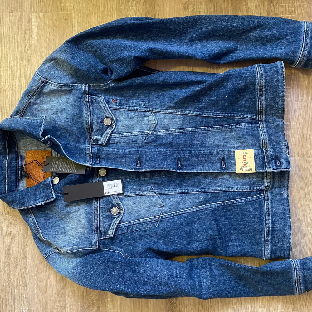 Helt ny, oanvänd jeansjacka från Replay Hyperflex modell. Inköpt för ca4 månader sedan men var för sen med att skicka tillbaka den. Kvitto och kartong finns kvar.  Nypris 1700kr. . Jackor.