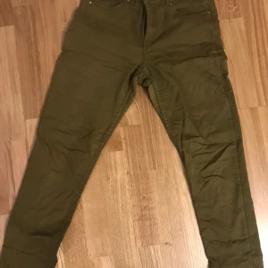 Snygga byxor - Vinblad gröna byxor! Väldigt snygga! Har liten fläck men syns ej så mycket. Kan ta ner på priset vid snabb affär!