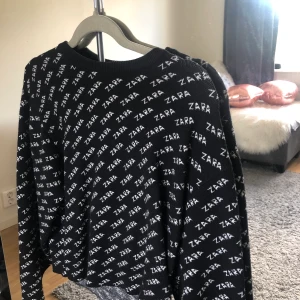 Tröja  - En jätte fin tröja från zara i stickat material💕💕 den är i storlek m men passar mej som är en xs/s💜 