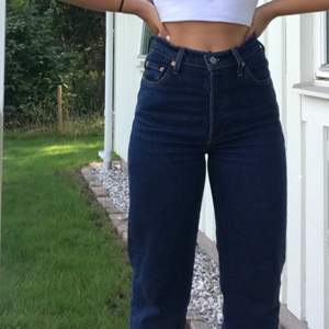 Mörkblåa Levis jeans i modellen ”straight ribcage”, W26!💙💙 De är sparsamt använda och därav i mycket gott skick. Hör av dig om du vill ha fler bilder! Köpare står för frakt.