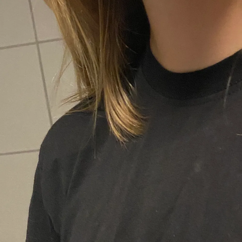 Svart t-shirt i S 🖤 Asså extremt basic men ändå skitcool eftersom att kragen är lite mer tight än en det vanliga:). T-shirts.