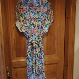 Skjortklänning från Monki - En helt ny skjortklänning som är oanvänd från Monki i storlek M men passar även lite mindre/större eftersom den är oversized!💕 den är i världens finaste blommönster och passar både till byxor och bara som klänning! Köptes för 250:-.