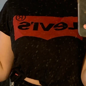T-Shirt - T-shirt från levis i storlek xs, nästan aldrig använd och kommer aldrig komma till användning heller, kan skickas!