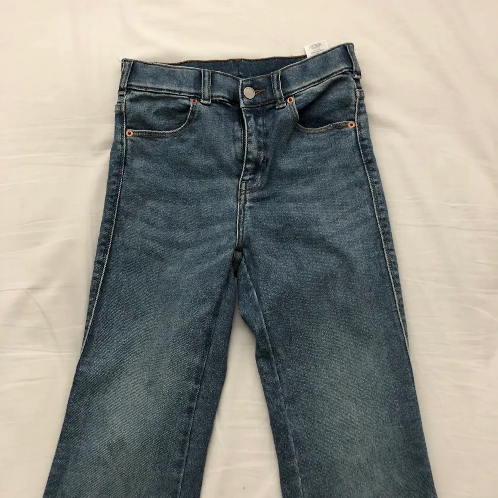 Säljer ett par bootcutjeans från dr denim. Säljer pga att de har blivit för små för mig.De ser väldigt små ut men är väldigt stretchiga så jag skulle säga att de passar en XS/S.Nederkanten har jag sprätt upp för att göra de längre.Fraktkostnad tillkommer💞. Jeans & Byxor.