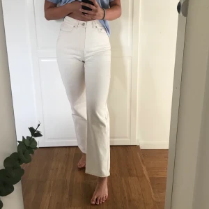 Vit-beiga jeans - Jeans från weekday som är vit-beiga i färgen. Har inte använt så mycket så de är i bra skick! Storleken är 26/30 och jag är 172cm lång:) Frakt tillkommer på 63kr eller mötas upp i Lund💕