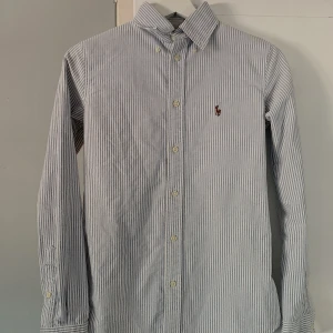 Ralph Lauren Skjorta - Säljer min Ralph lauren som är sparsamt använd sedan 1 år tillbaka, otroligt fin och mycket skön :)