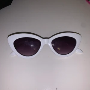 vita solglasögon  - Ett par coola solglasögon. Köpta på glitter, säljer pågrunda av att jag aldrig använder dom. Frakt kan diskuteras