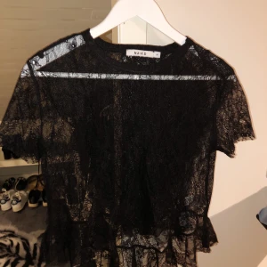 Spets topp - Gullig topp eller vardagstopp! Knappt använd! Passar XS-M den är stretchig, 70kr inklusive frakt 