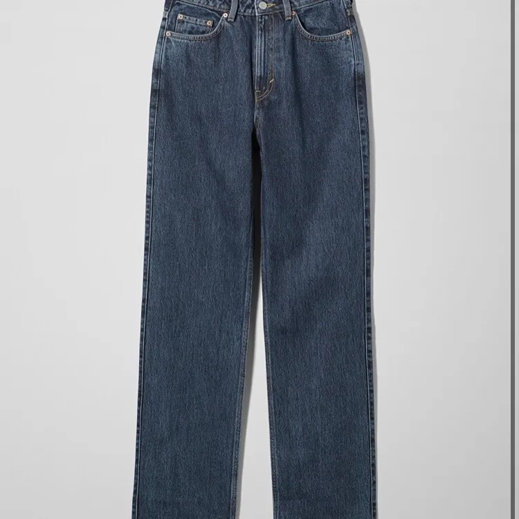 Säljer mina finaste rowe jeans i färgen win blue! Strl 26/32 slutsålda på hemsidan! Helt raka jeans med hög midja.  Frakt tillkommer ❤️❤️ SÄLJER ÄVEN I FÄRGEN SKY BLUE. Jeans & Byxor.