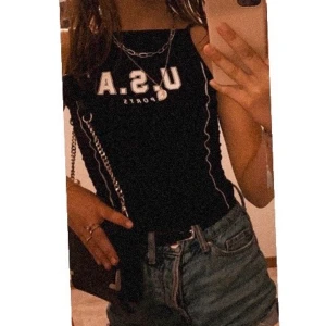 U.S.A body (xs)  - En super fin body. Men som tyvär ej kommit till användning så bättre att någon annan får användning av den. Pris kan såklart diskuteras också. Den är från h&m orginalpris 129kr😊💖