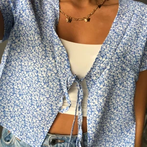 Topp/kofta  - En topp/tunn kofta från shein. Köpt i våras och endast använd några fåtal gånger i somras. Bra kvalite, materialet är tunt. Superfin och passar till det mesta 90 + 19kr frakt. BUDGIVNING * HÖGST BUD JUST NU 130kr + frakt* 💛💫