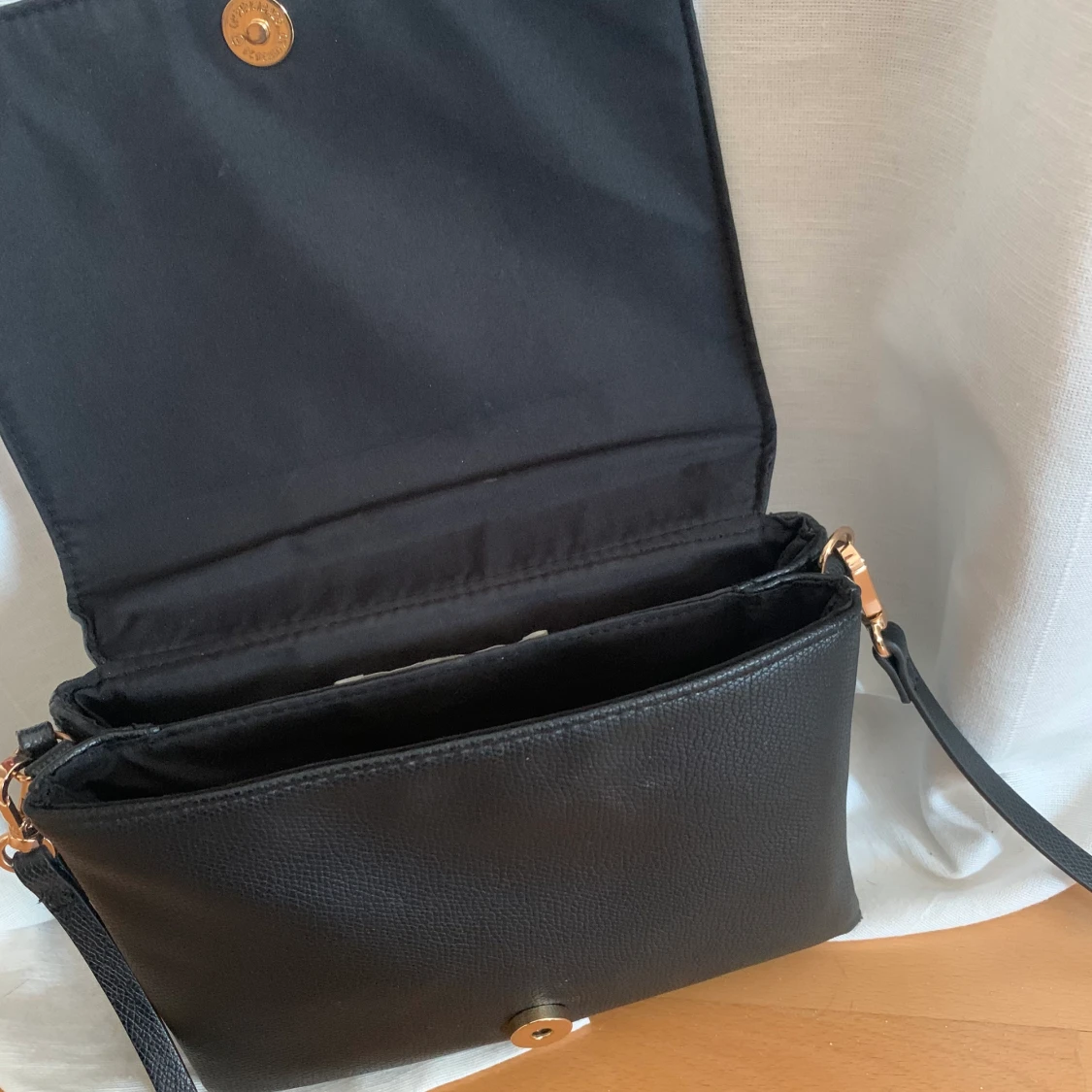 Simpel svart handväska  - 90