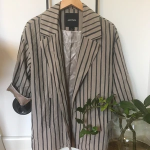 Kavaj - En jättefin kavaj från monki! Har tyvärr inte kommit till användning därför säljer jag den. 