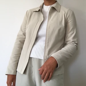 Vintage beige jacket 💫 - Superfin beige vintage jacka i bra skick.🦋💫 Made in Italy.🇮🇹 Villig att kompensera priset. Frakt tillkommer.🚚 Kommer från ett djur- och rökfritt hem.🐶🐱🚭