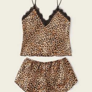 Jättegulligt set med linne & shorts i siden material med leopardmönster. Båda delarna ingår i priset!❤️